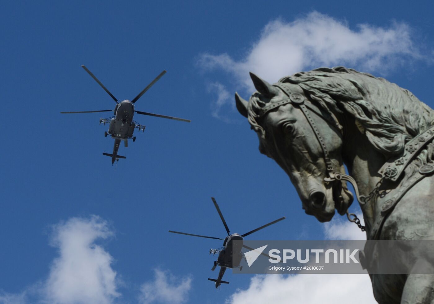 Moscow. Aircraft crews rehearse for parade marking 70th anniversary of victory in the Great Patriotic War