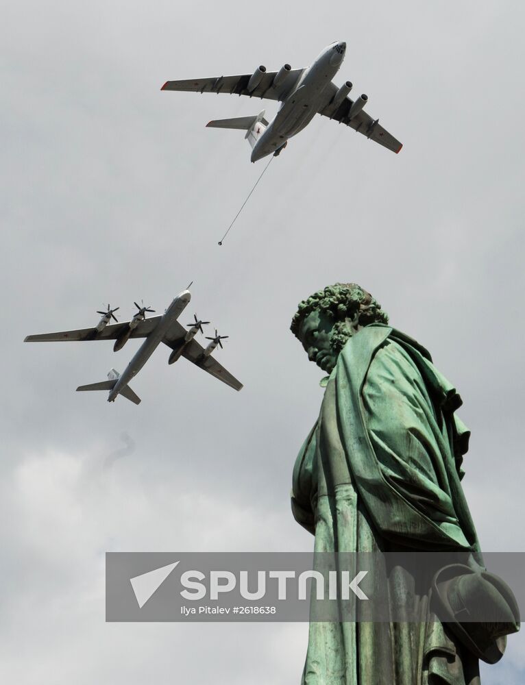 Moscow. Aircraft crews rehearse for parade marking 70th anniversary of victory in the Great Patriotic War