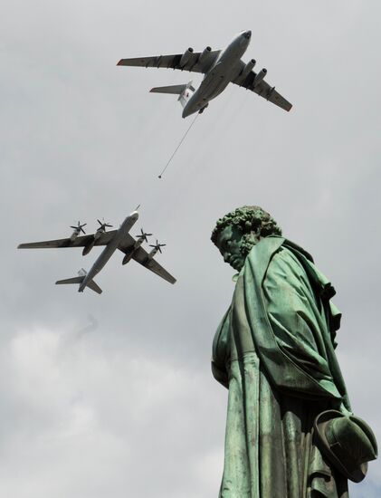 Moscow. Aircraft crews rehearse for parade marking 70th anniversary of victory in the Great Patriotic War