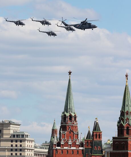 Moscow. Aircraft crews rehearse for parade marking 70th anniversary of victory in the Great Patriotic War