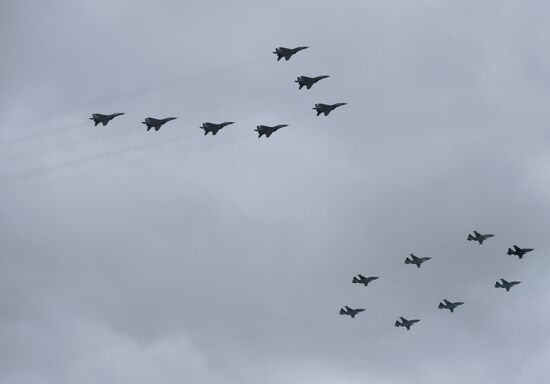 Moscow. Aircraft crews rehearse for parade marking 70th anniversary of victory in the Great Patriotic War