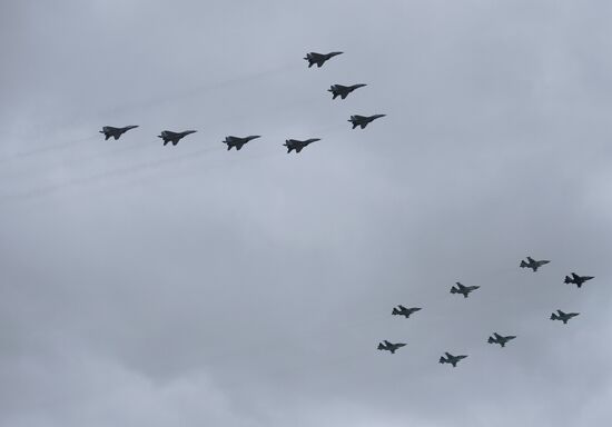 Moscow. Aircraft crews rehearse for parade marking 70th anniversary of victory in the Great Patriotic War