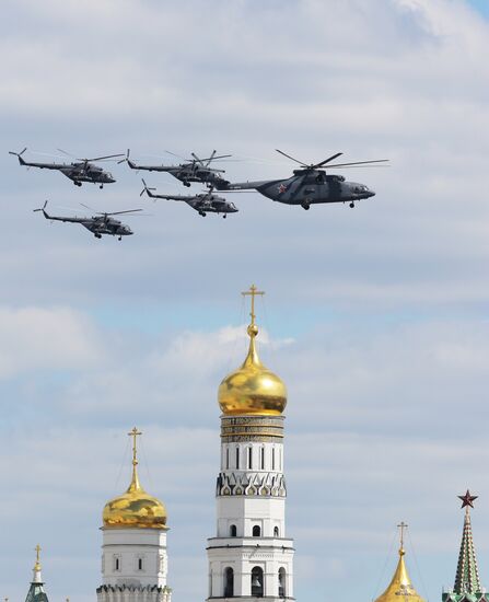 Moscow. Aircraft crews rehearse for parade marking 70th anniversary of victory in the Great Patriotic War