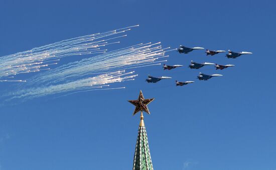 Moscow. Aircraft crews rehearse for parade marking 70th anniversary of victory in the Great Patriotic War