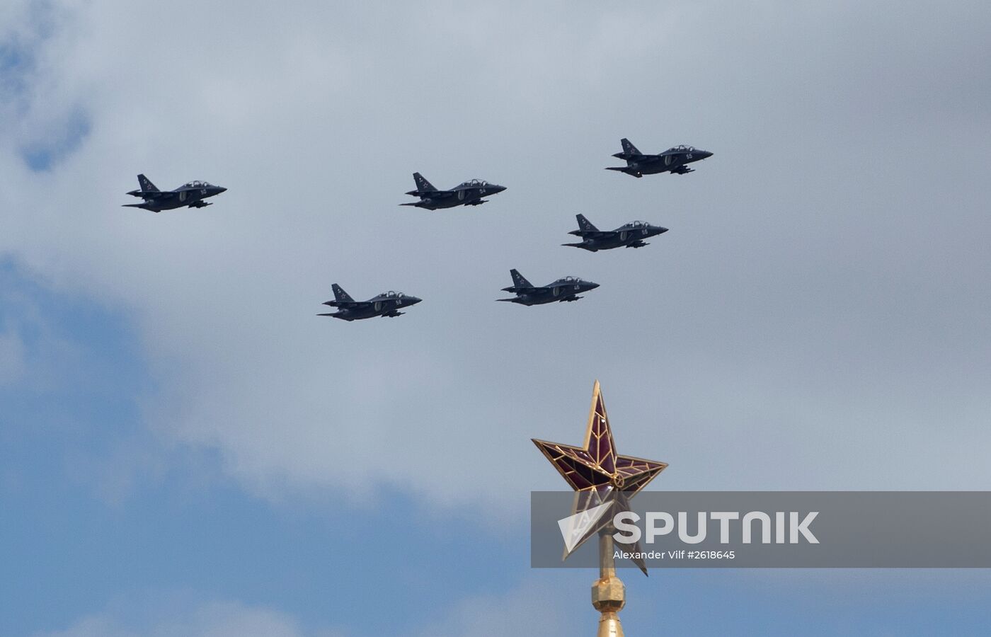 Moscow. Aircraft crews rehearse for parade marking 70th anniversary of victory in the Great Patriotic War