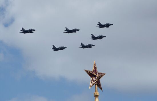 Moscow. Aircraft crews rehearse for parade marking 70th anniversary of victory in the Great Patriotic War