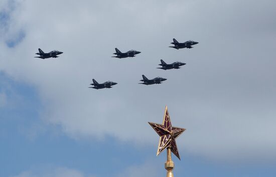 Moscow. Aircraft crews rehearse for parade marking 70th anniversary of victory in the Great Patriotic War