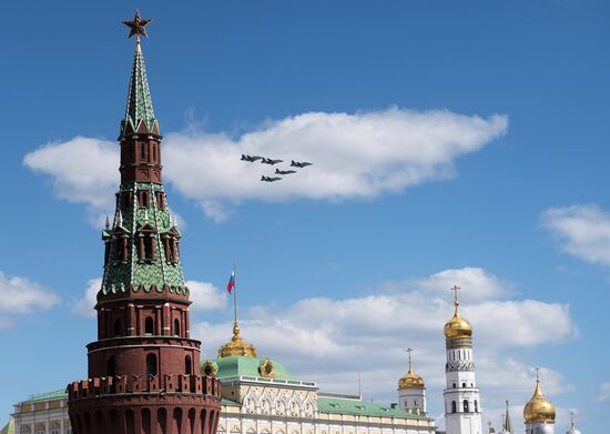 Moscow. Aircraft crews rehearse for parade marking 70th anniversary of victory in the Great Patriotic War