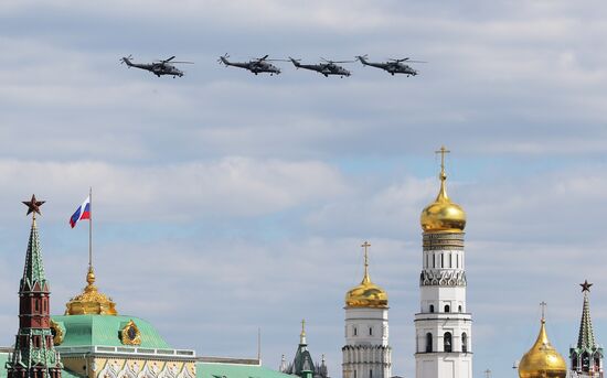 Moscow. Aircraft crews rehearse for parade marking 70th anniversary of victory in the Great Patriotic War