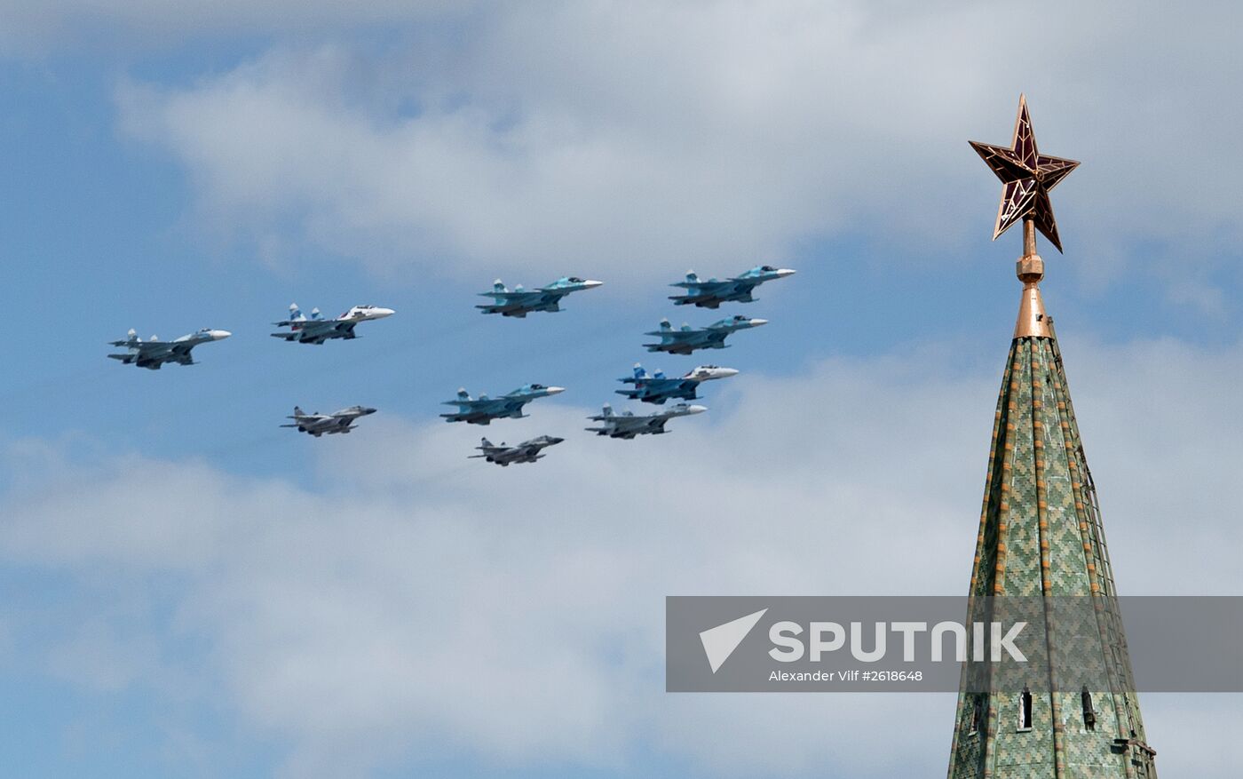 Moscow. Aircraft crews rehearse for parade marking 70th anniversary of victory in the Great Patriotic War