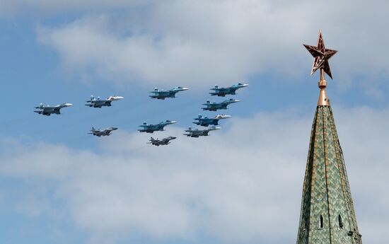 Moscow. Aircraft crews rehearse for parade marking 70th anniversary of victory in the Great Patriotic War