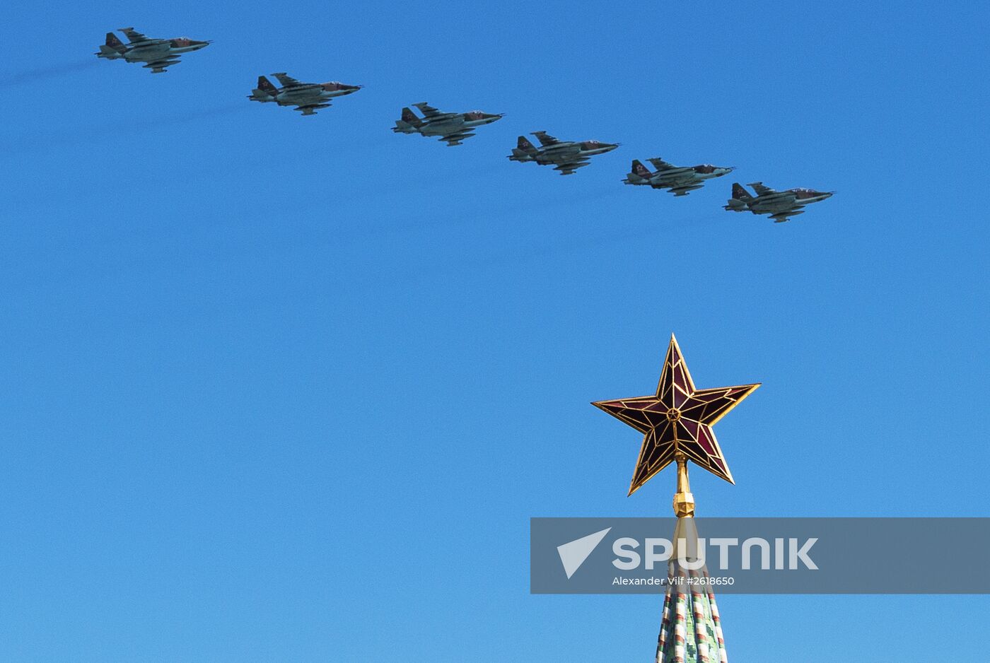 Moscow. Aircraft crews rehearse for parade marking 70th anniversary of victory in the Great Patriotic War