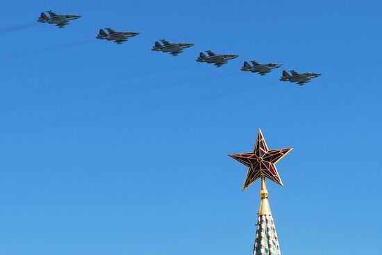 Moscow. Aircraft crews rehearse for parade marking 70th anniversary of victory in the Great Patriotic War