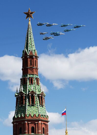 Moscow. Aircraft crews rehearse for parade marking 70th anniversary of victory in the Great Patriotic War
