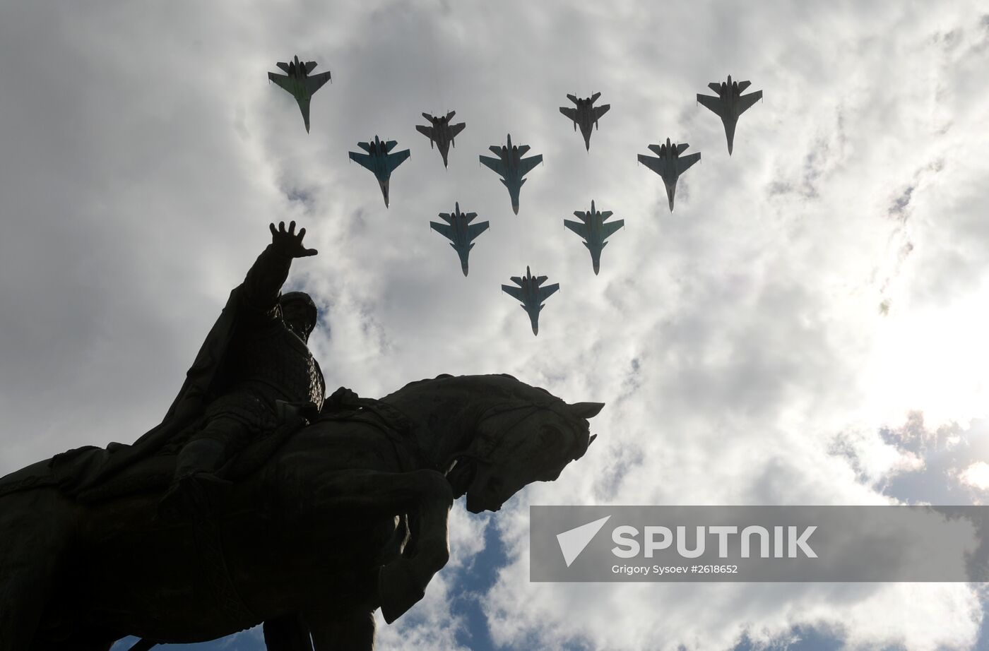 Moscow. Aircraft crews rehearse for parade marking 70th anniversary of victory in the Great Patriotic War
