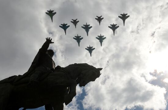 Moscow. Aircraft crews rehearse for parade marking 70th anniversary of victory in the Great Patriotic War