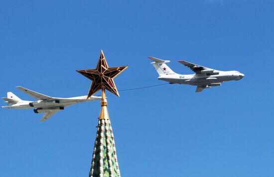 Moscow. Aircraft crews rehearse for parade marking 70th anniversary of victory in the Great Patriotic War