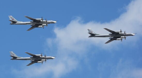 Moscow. Aircraft crews rehearse for parade marking 70th anniversary of victory in the Great Patriotic War