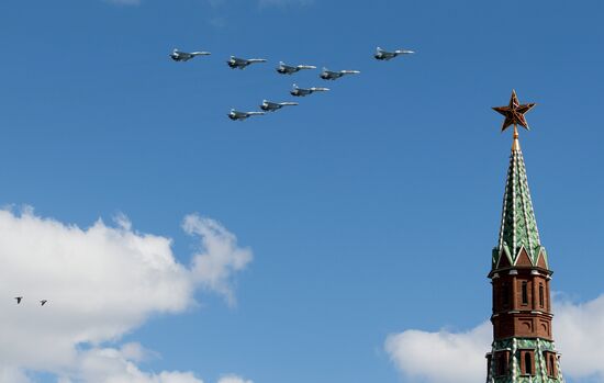 Moscow. Aircraft crews rehearse for parade marking 70th anniversary of victory in the Great Patriotic War