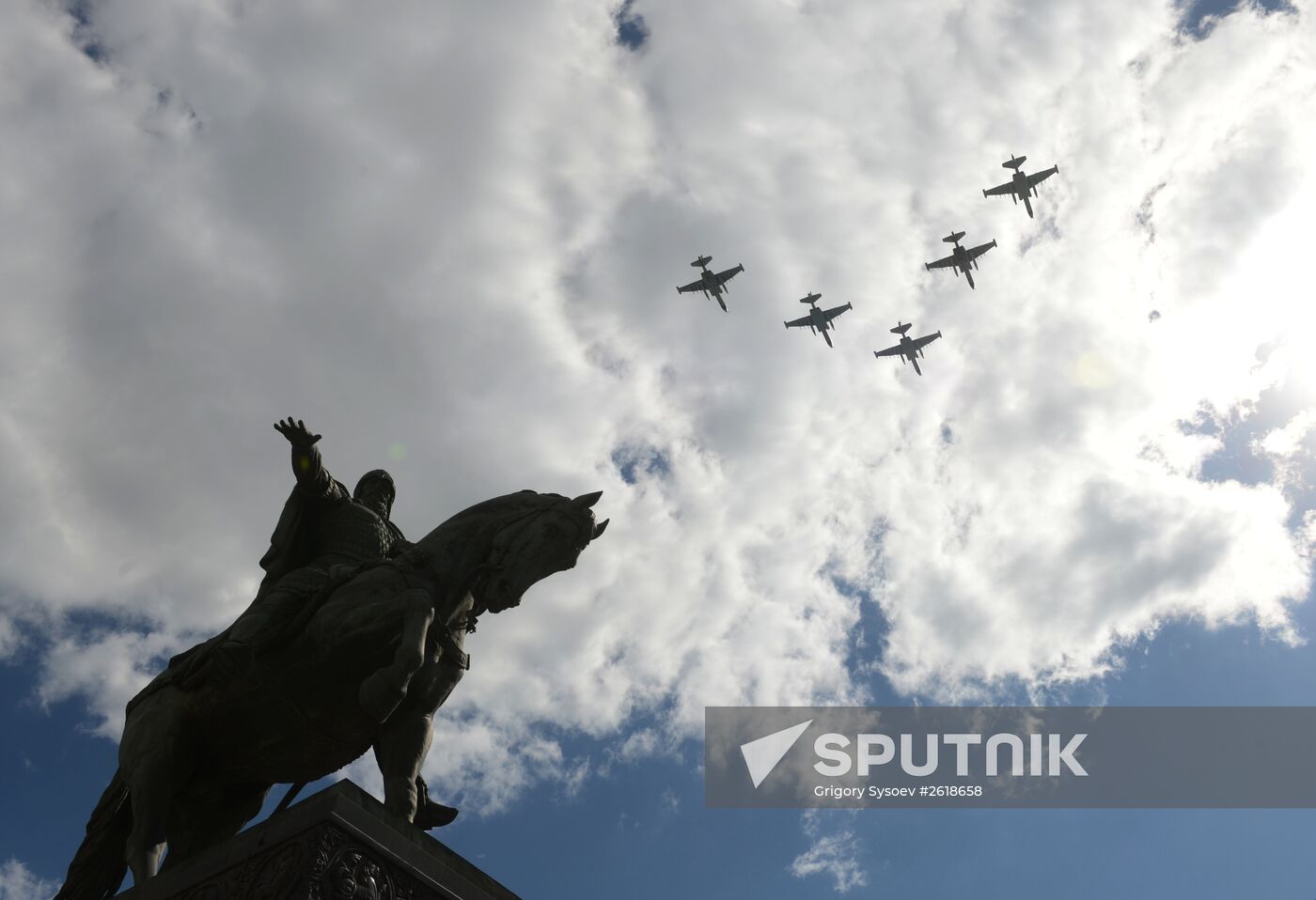 Moscow. Aircraft crews rehearse for parade marking 70th anniversary of victory in the Great Patriotic War