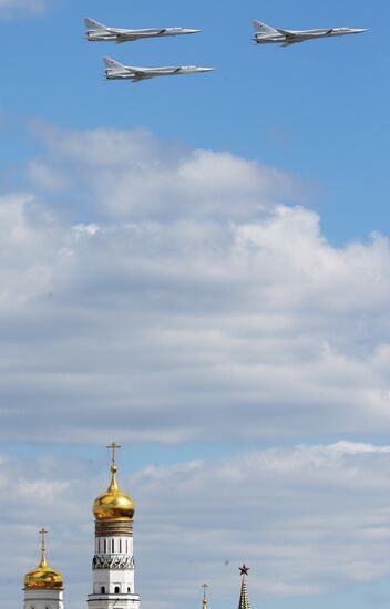 Moscow. Aircraft crews rehearse for parade marking 70th anniversary of victory in the Great Patriotic War