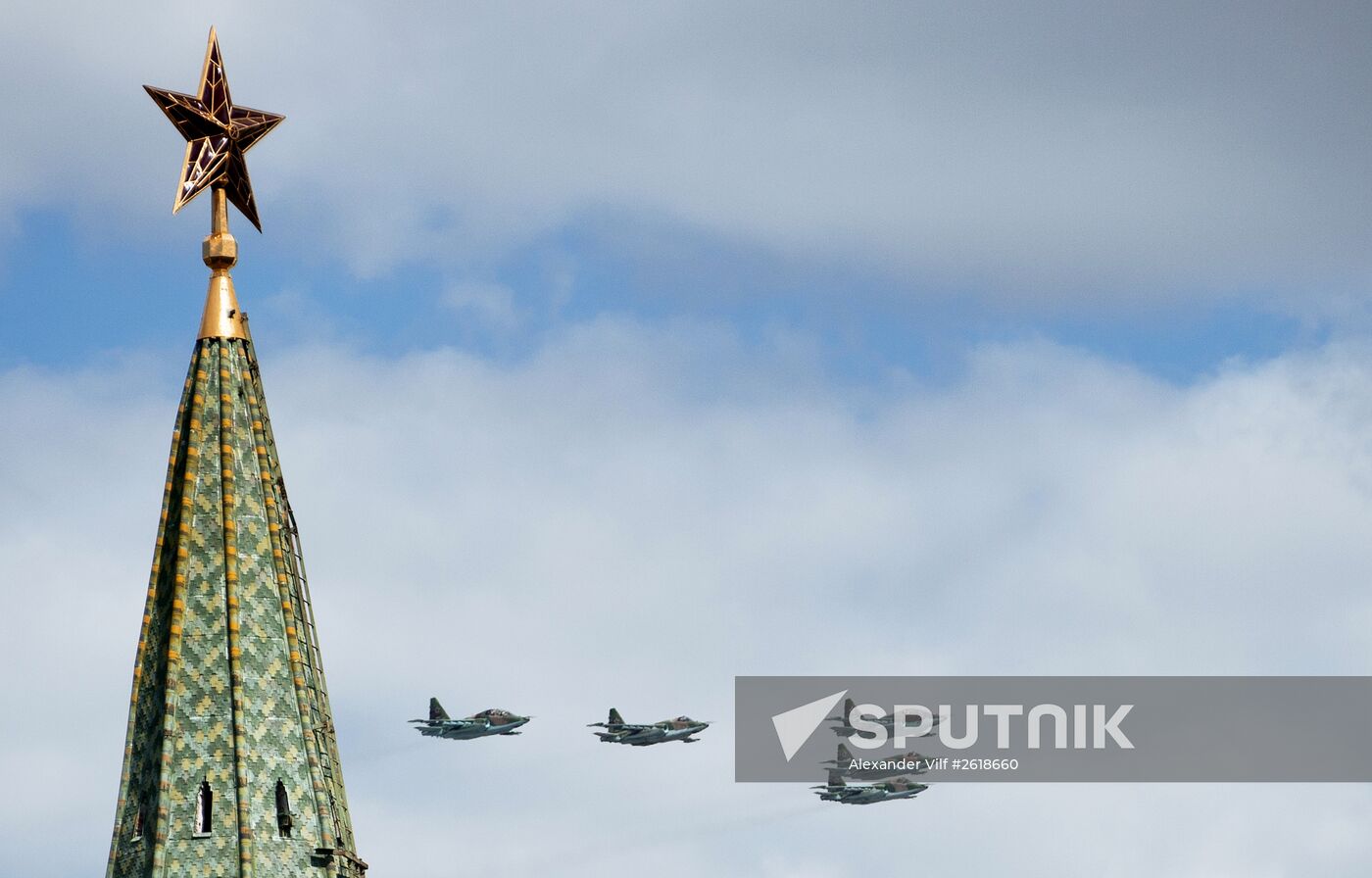 Moscow. Aircraft crews rehearse for parade marking 70th anniversary of victory in the Great Patriotic War