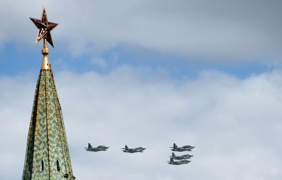 Moscow. Aircraft crews rehearse for parade marking 70th anniversary of victory in the Great Patriotic War