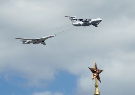 Moscow. Aircraft crews rehearse for parade marking 70th anniversary of victory in the Great Patriotic War
