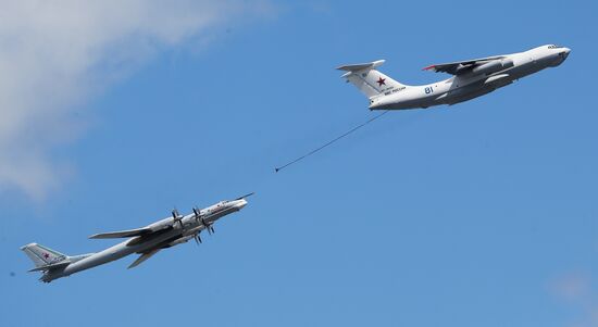 Moscow. Aircraft crews rehearse for parade marking 70th anniversary of victory in the Great Patriotic War