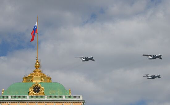 Moscow. Aircraft crews rehearse for parade marking 70th anniversary of victory in the Great Patriotic War