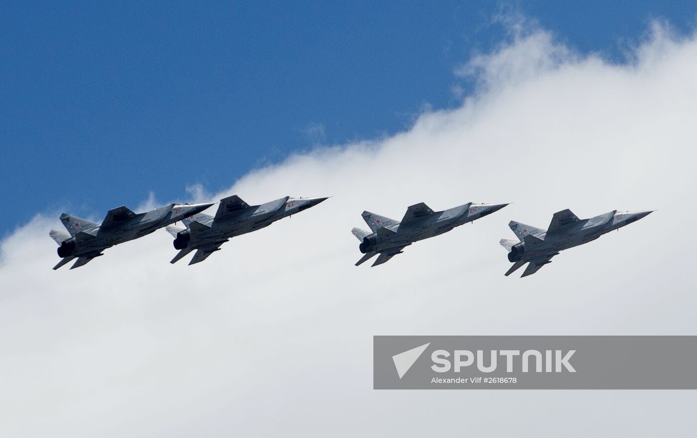 Moscow. Aircraft crews rehearse for parade marking 70th anniversary of victory in the Great Patriotic War