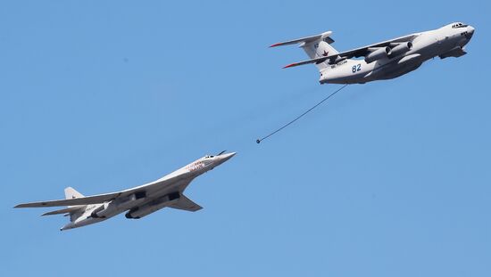 Moscow. Aircraft crews train for parade marking 70th anniversary of victory in the Great Patriotic War