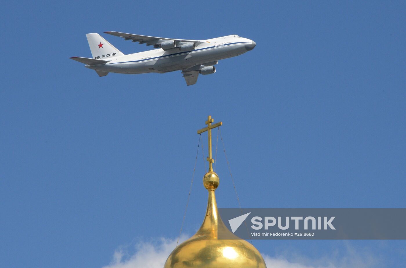 Moscow. Aircraft crews train for parade marking 70th anniversary of victory in the Great Patriotic War