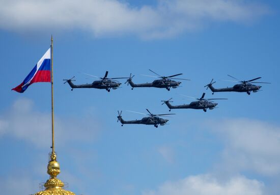 Moscow. Aircraft crews train for parade marking 70th anniversary of victory in the Great Patriotic War