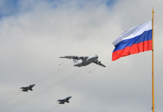 Moscow. Aircraft crews train for parade marking 70th anniversary of victory in the Great Patriotic War