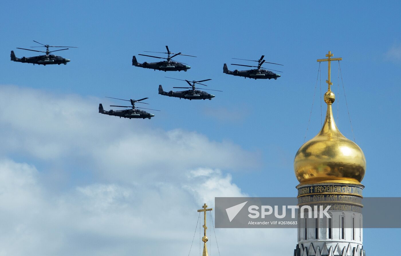 Moscow. Aircraft crews train for parade marking 70th anniversary of victory in the Great Patriotic War
