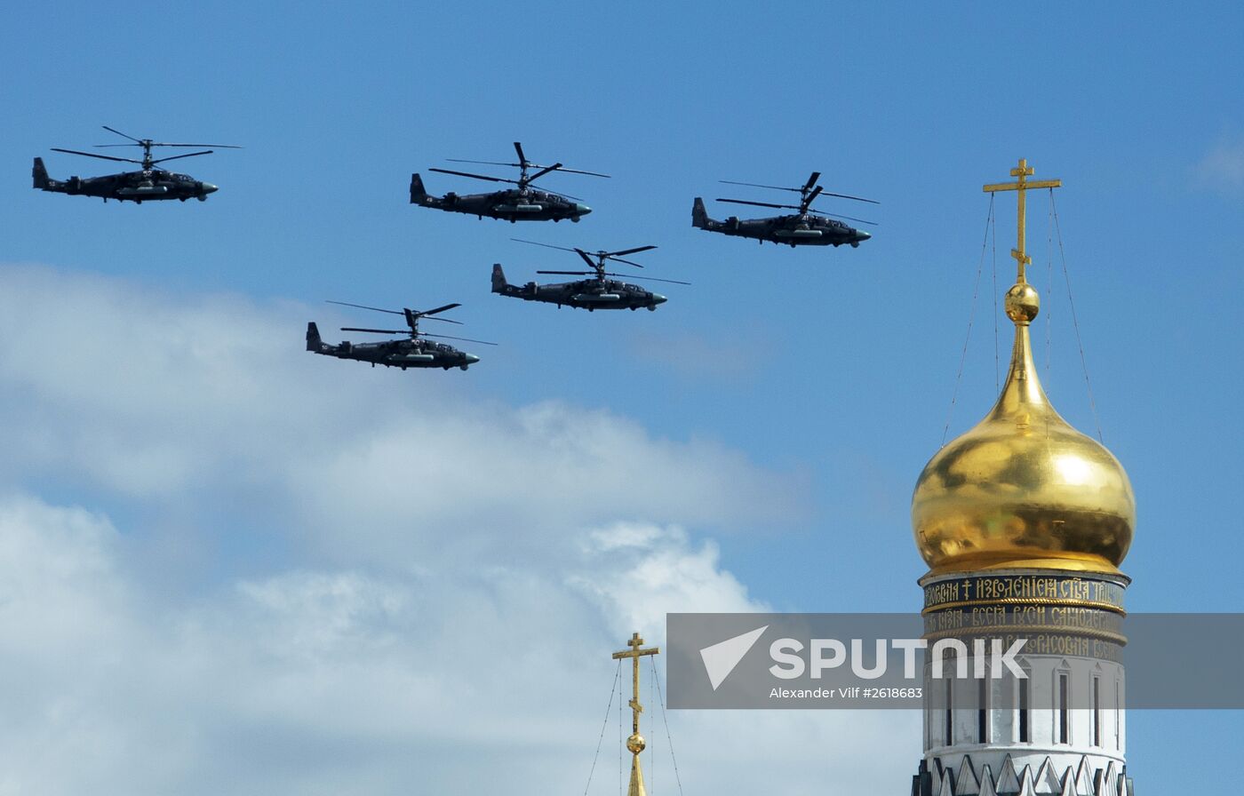 Moscow. Aircraft crews train for parade marking 70th anniversary of victory in the Great Patriotic War