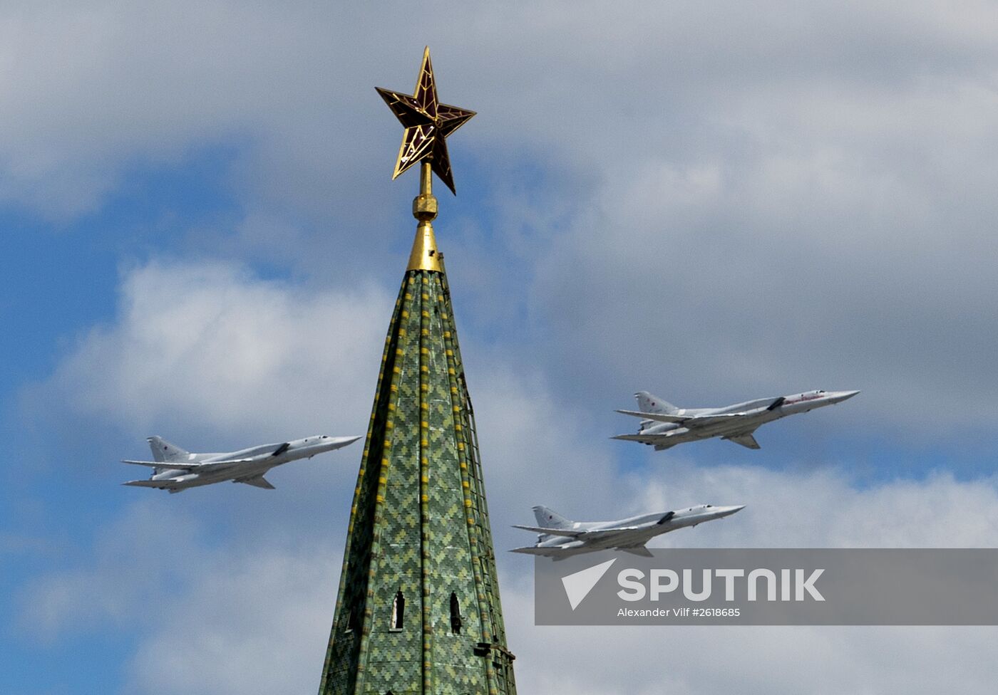 Moscow. Aircraft crews train for parade marking 70th anniversary of victory in the Great Patriotic War