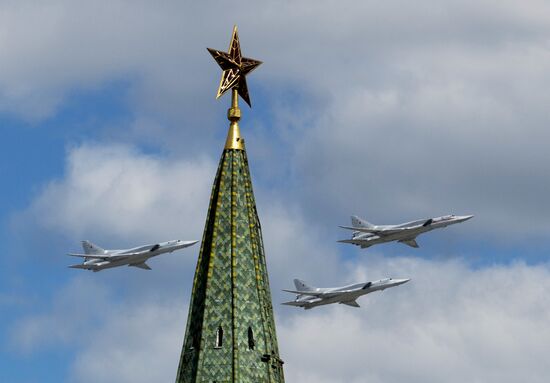 Moscow. Aircraft crews train for parade marking 70th anniversary of victory in the Great Patriotic War