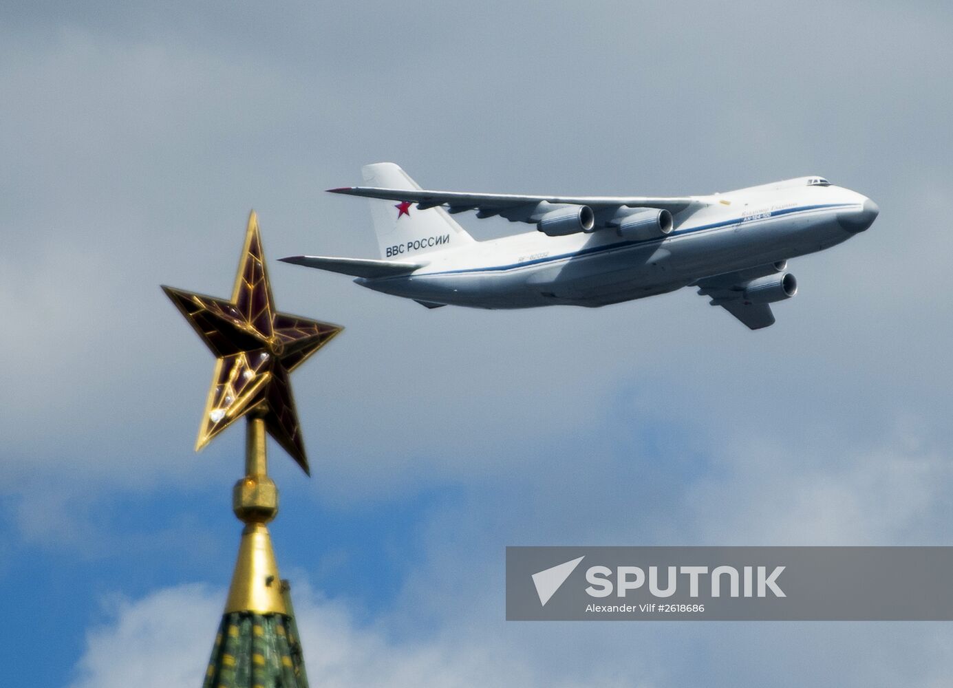 Moscow. Aircraft crews train for parade marking 70th anniversary of victory in the Great Patriotic War