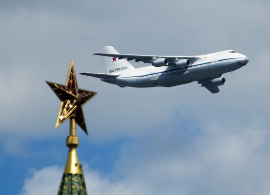 Moscow. Aircraft crews train for parade marking 70th anniversary of victory in the Great Patriotic War