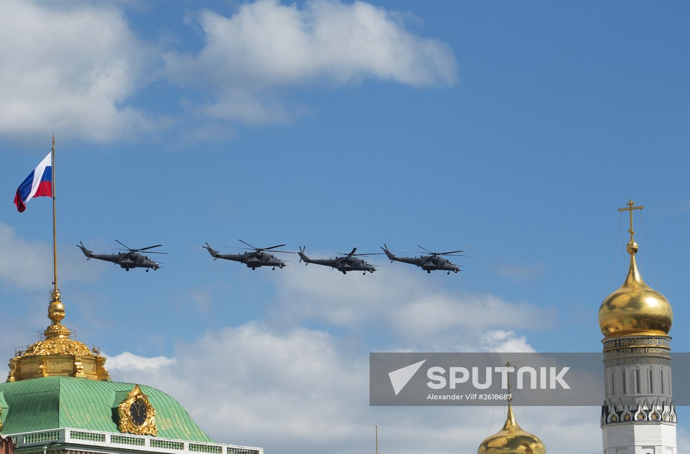 Moscow. Aircraft crews train for parade marking 70th anniversary of victory in the Great Patriotic War