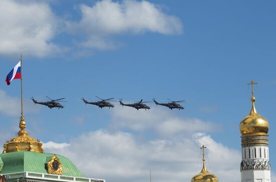Moscow. Aircraft crews train for parade marking 70th anniversary of victory in the Great Patriotic War