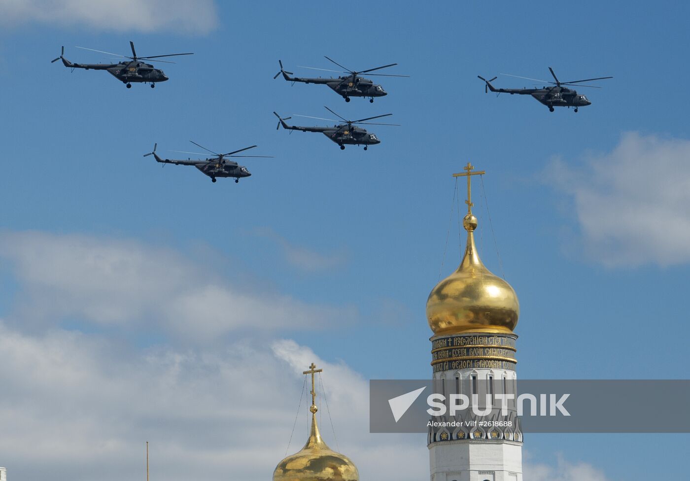 Moscow. Aircraft crews train for parade marking 70th anniversary of victory in the Great Patriotic War