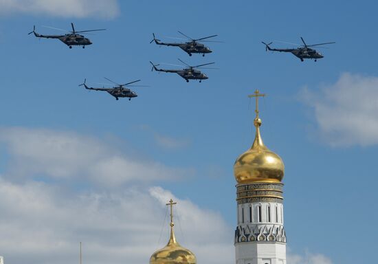 Moscow. Aircraft crews train for parade marking 70th anniversary of victory in the Great Patriotic War