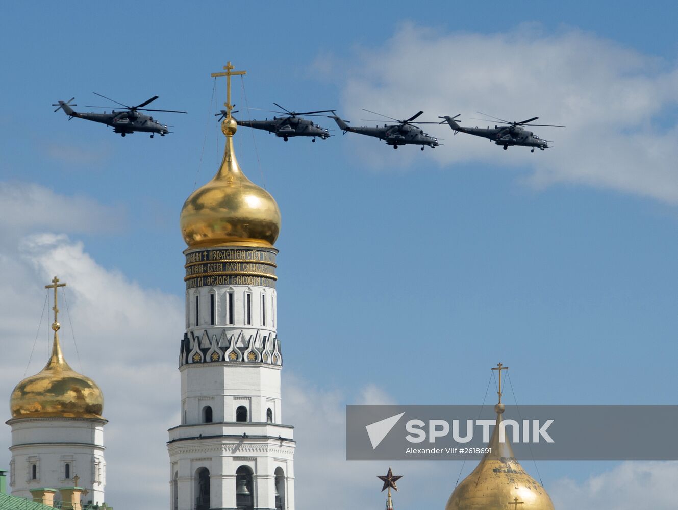 Moscow. Aircraft crews train for parade marking 70th anniversary of victory in the Great Patriotic War