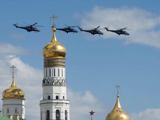Moscow. Aircraft crews train for parade marking 70th anniversary of victory in the Great Patriotic War