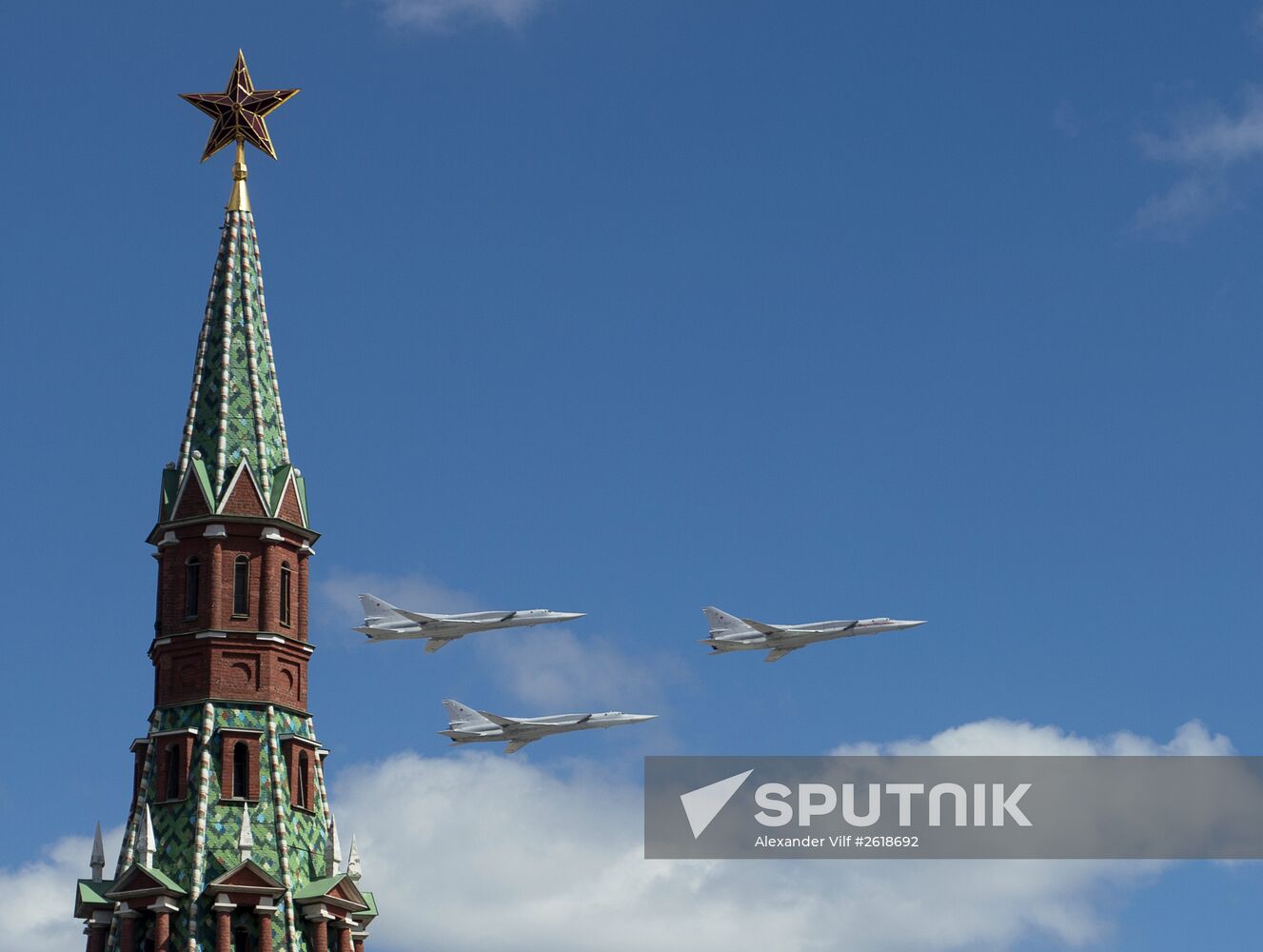 Moscow. Aircraft crews train for parade marking 70th anniversary of victory in the Great Patriotic War