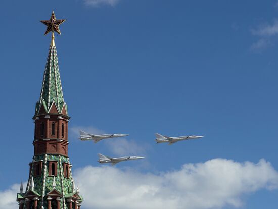 Moscow. Aircraft crews train for parade marking 70th anniversary of victory in the Great Patriotic War