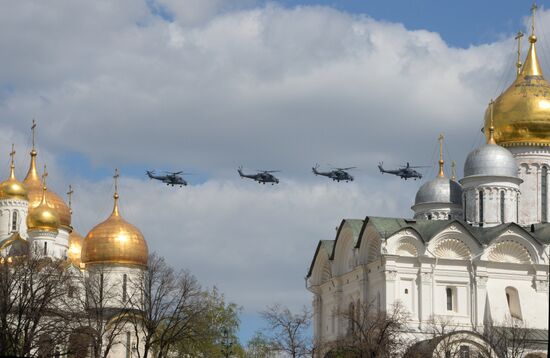 Moscow. Aircraft crews train for parade marking 70th anniversary of victory in the Great Patriotic War